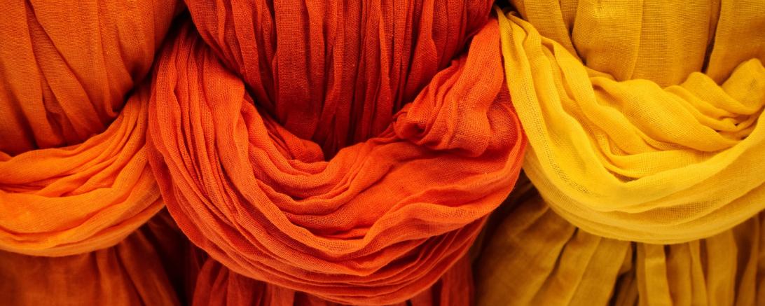 Das Bild zeigt verschiedenfarbige Tücher