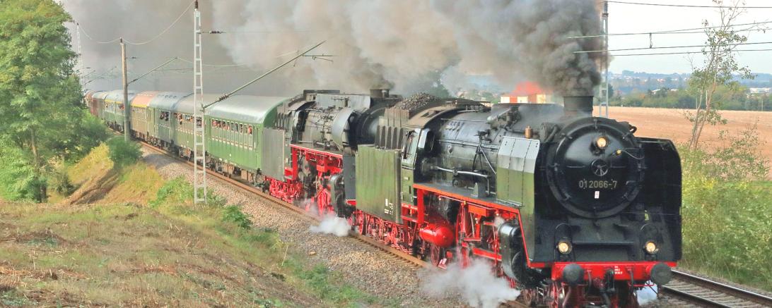 Sonderrundfahrt mit einer traditionellen Schnellzugdampflokomotive.