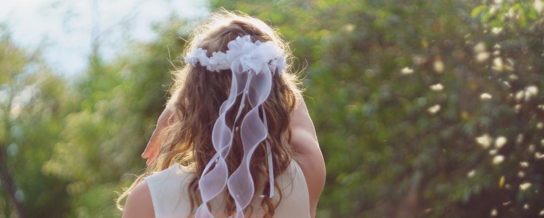 Mädchen feiert Kommunion. 