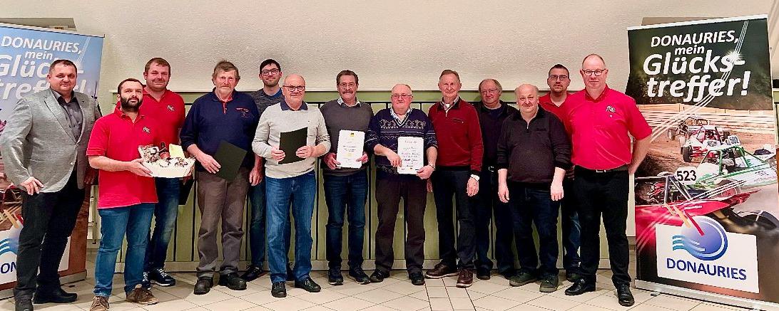 Auf dem Foto zu sehen sind die MCK Mitglieder, die geehrt worden sind. Micha Dollinger, der als Schriftführer aufgehört hat, sowie die drei Vorsitzenden Martin Fürst, Florian Joachim und Christian. 