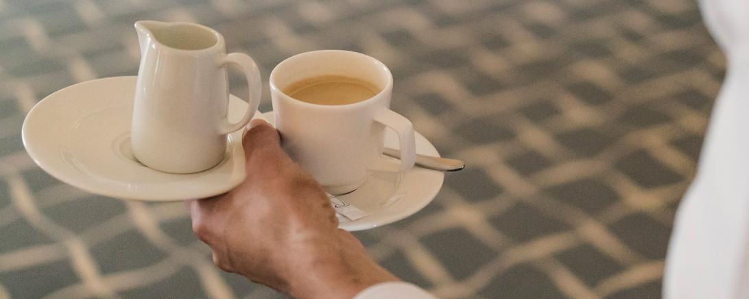 Wer in der Gastronomie arbeitet, macht vieles mit links – auch das Kaffee-mit-Milch-Servieren. Trotzdem ist der Service ein harter Job. Und für den gibt es jetzt einen „Extra-Schuss" beim Lohn.