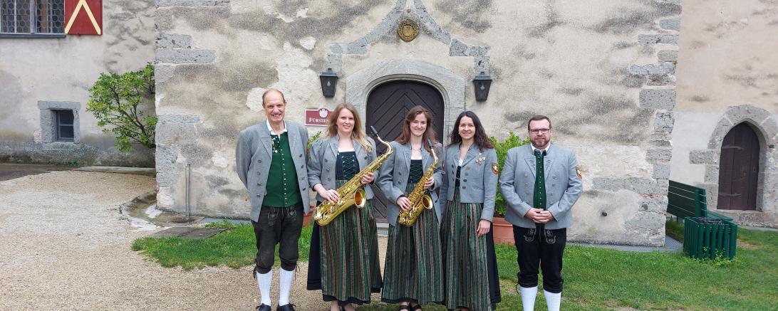 Das Bild zeigt von links nach rechts: Dirigent Franz Fischer, stellv. Jugendleiterin Janine Schneider, Musikerin Marie Wenninger, Carolin Heckel und Wolfgang Stolz mit den neuen Instrumenten. 