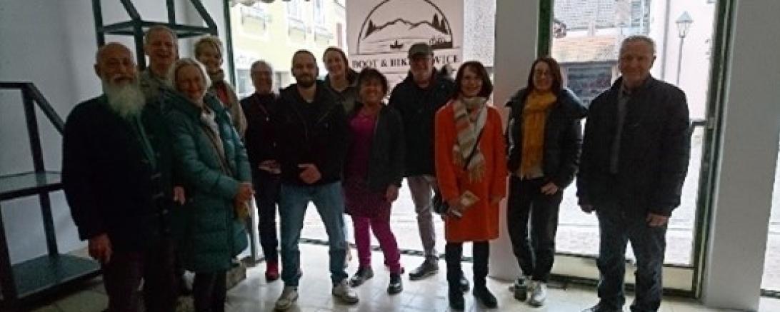 Mitglieder der Harburger Ateliergespräche zu Gast bei Boot- und Bike-Service.