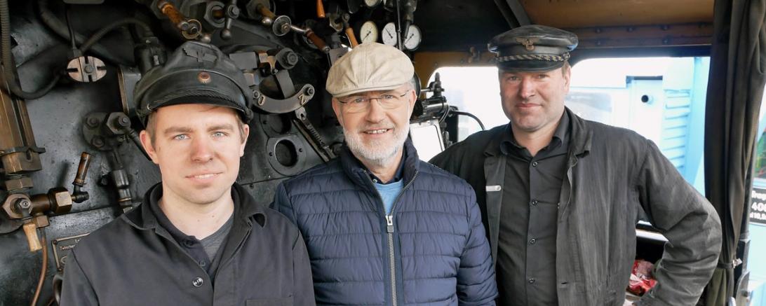 Auf dem Führerstand stehen Lokführer Patrick Zeitlmann und Heizer Maximilian Gampfer Harald Lesch Rede und Antwort. 