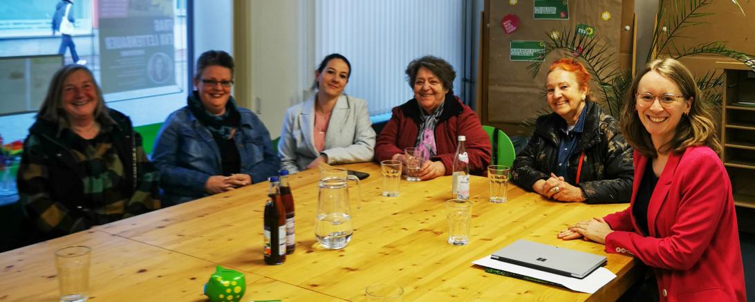 Das Foto zeigt v.l.n.r. Caroline Zehnpfennig-Doleczik, Ariane Dallmaier, Martina Feldmann, Sonja Hoffmeister, Brigitte Scherb und Eva Lettenbauer.