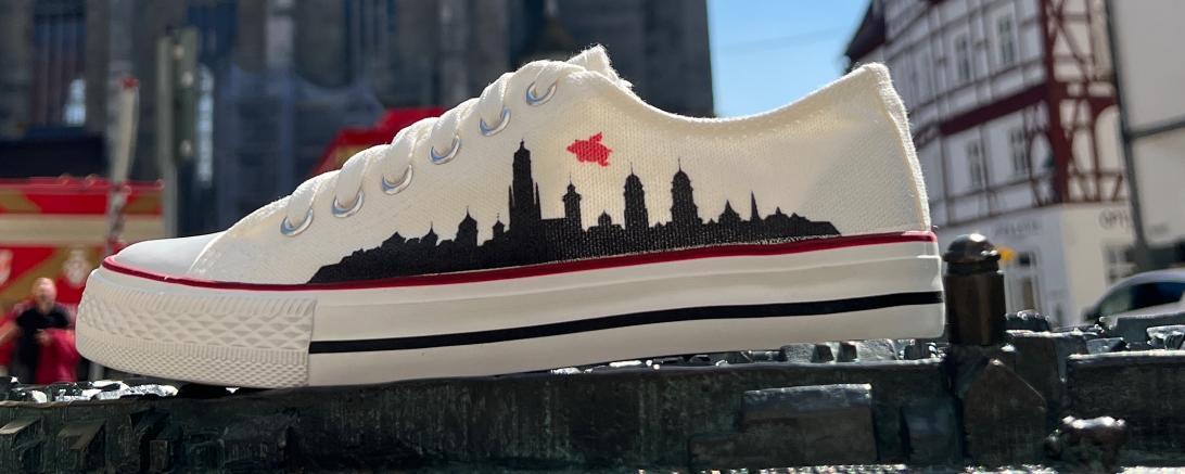 Die Silhouette der Stadt Nördlingen ist unverkennbar und auch gleich auf dem Schuh wiederzuerkennen. 