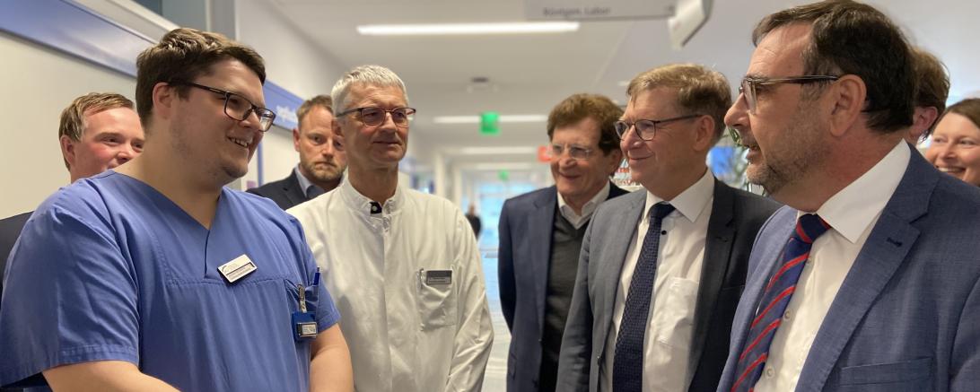 Gesundheitsminister Klaus Holetschek (rechts) im Gespräch mit Landrat Stefan Rößle, Klinikdirektor Dr. Thomas Eberl und dem Leiter der Donauwörther Notaufnahme Jochen Schieferle. 