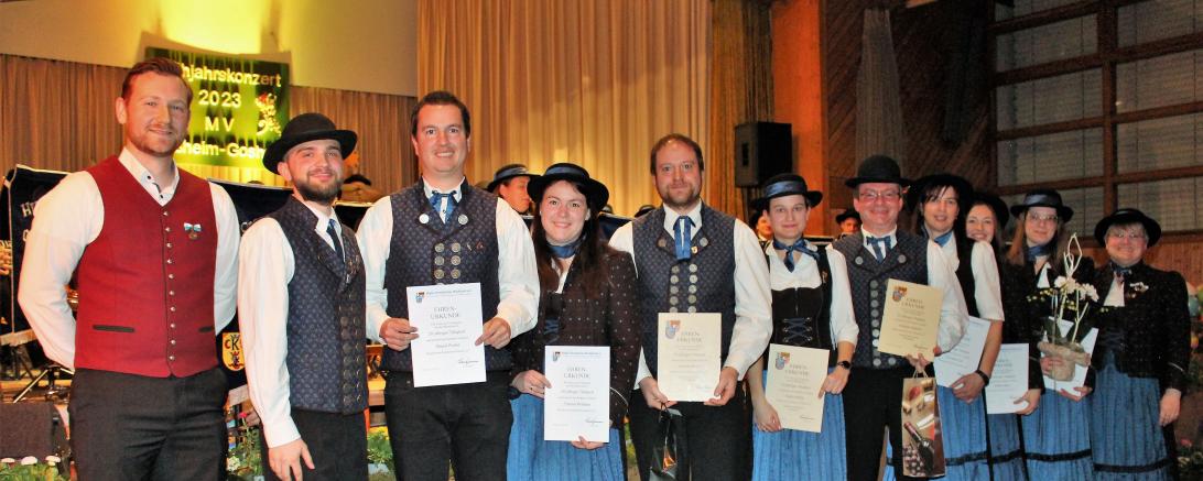 Auf dem Bild zu sehen (von links): ASM Vorsitzender Christian Kanth, 1. Vorstand Dominik Wiedemann, Daniel Probst, Teresa Röthlein, Andreas Bosch, Katrin Blüm, Anderas Fackler, Christine Gail, Tabea Meier, Veronika Rößner, Dirigentin Anita Ferber. 