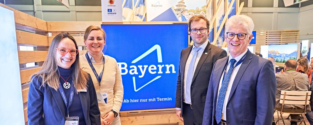 Heike Burkhardt, Katharina von Koblinski, Klemens Heininger und Günter Zwerger repäsentiern das Ferienland DONAURIES und den UNESCO Global Geopark Ries am Bayernstand auf der ITB