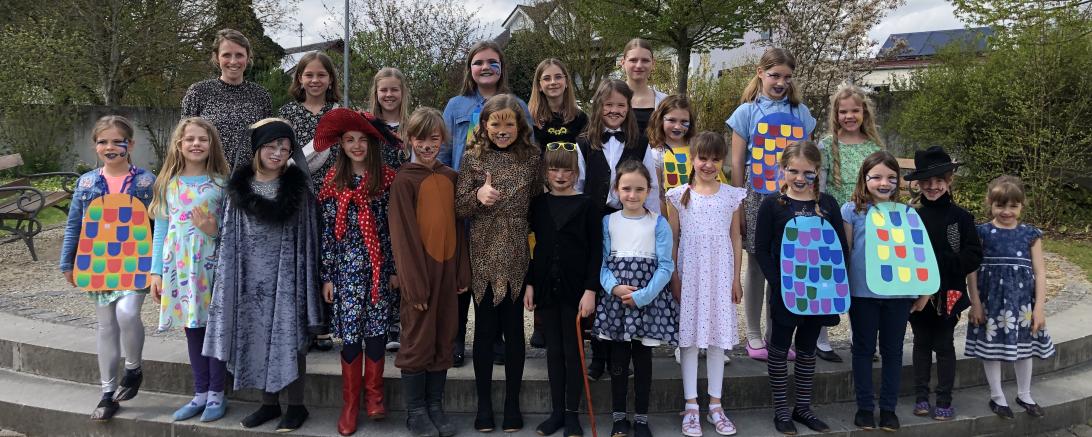 Der Oberndorfer Jugendchor Cantiamo vor der Aufführung seines Musicals zusammen mit Chorleiterin Anne-Kathrin Abel.