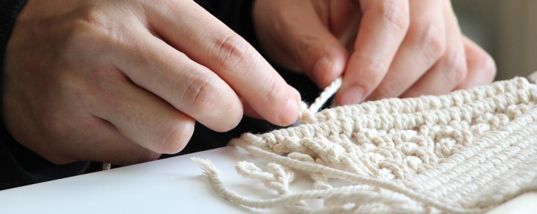 Das Bild zeigt Makramee knüpfen.