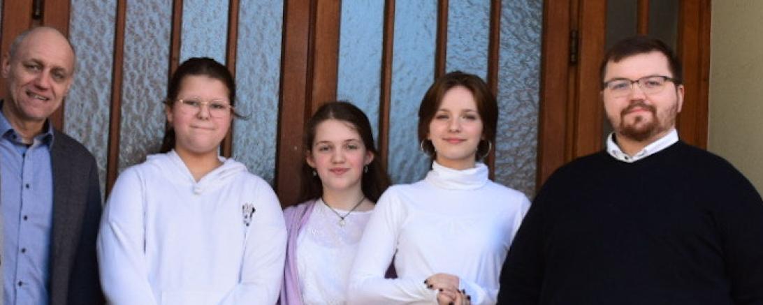 Thomas Schuster (Konrektor St. Ursula), Anna-Lena Strodel, Floriane Praßler und Maya Stöffelmeir (Klasse 9a), und Tim Pascal Ludwig.