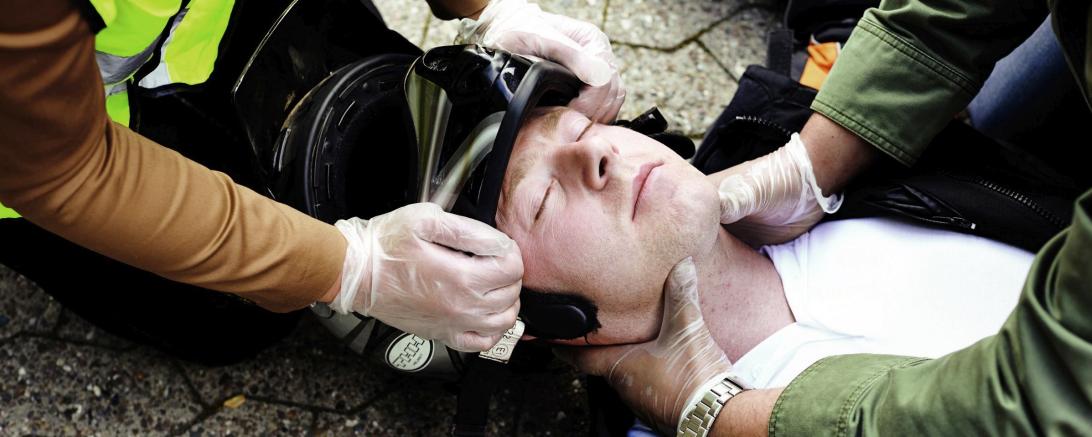 Der Helm muss vorsichtig abgenommen werden.