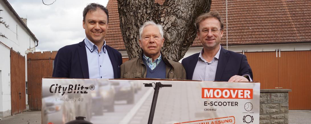 Wolfgang Fackler und Daniel Petrasch überreichten Martin Müller seinen E-Scooter.