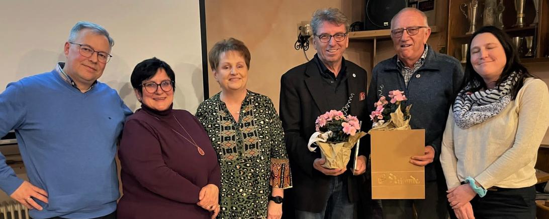 Die Geehrten Georg Schmid (25 Jahre OGV) und Walter Meier (40 Jahre OGV) freuten sich über Urkunde, Dankesworte und Blumengruß.