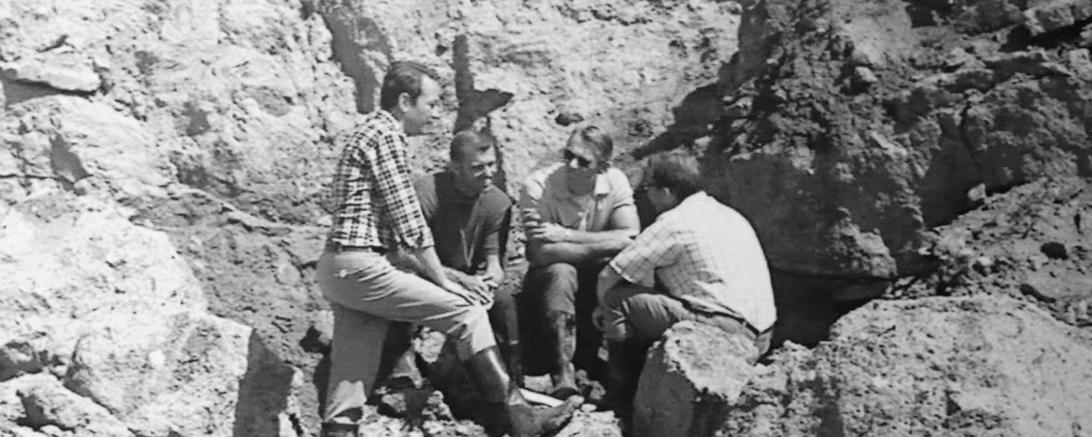 Prof. Dr. Dieter Stöffler (links) und Dr. Friedrich Hörz (rechts) im Gespräch mit den Apollo-14-Astronauten Gene Cernan und Joe Engle (zweiter und dritter von rechts) bei einem „field training“ der NASA im Jahre 1970.  