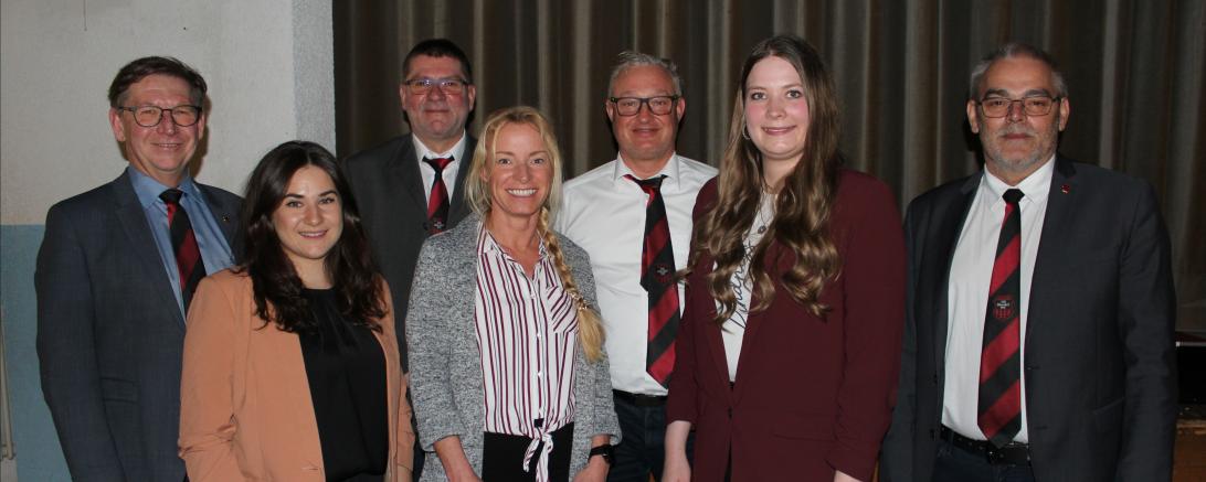 Das Bild zeigt das neue Präsidium des VfB Oberndorf. Von links nach rechts: 1. Präsident Stefan Rößle, 2. Kassiererin Laura Rippl, 2. Schriftführer Jürgen Schmid, 1. Kassiererin Mandy Fischer, 3. Präsident Christian Sigel, 1. Schriftführerin Katharina Kretschmer, 2. Präsident Franz Moll. 