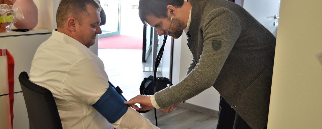 Die erste Untersuchung in der Praxis - eine Blutdruckkontrolle bei Bürgermeister Marcus Späth, vorgenommen von Dr. Max Feistle.