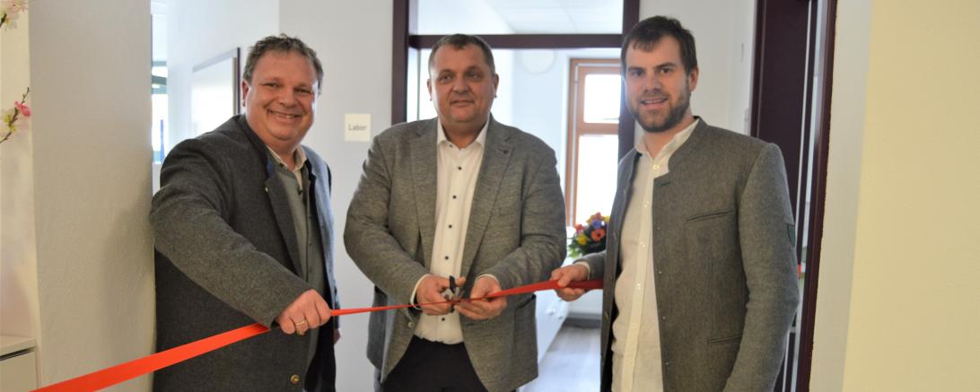 Falk Freisleben (links), Bürgermeister Marcus Späth und Dr. Max Feistle bei der offiziellen Eröffnung.