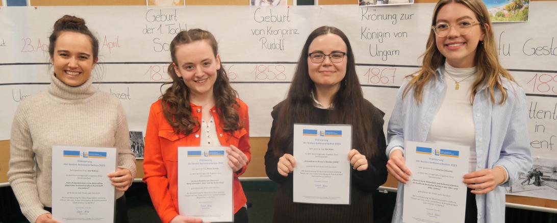 Die vier stolzen Preisträgerinnen bei der Prämierungsfeier der Seminararbeiten.