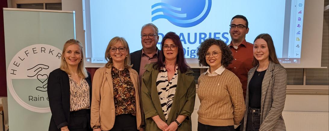 Auf dem Bild von links nach rechts: Julia Schmalbach (Vorsitzende Helferkreis), Hedwig Rehm (Vorsitzende Helferkreis), Karl Rehm (1. Bürgermeister Rain), Jasmin Doster (Projektleitung Digitallotsen/Helferkreis), Laura Brummer (LRA Digitalisierungskoordinatorin), Quirin Neher (Stadt Rain/Marketing), Lena Bartl (LRA, Assistentin Digitalisierung, Mobilfunk und Wirtschaft)