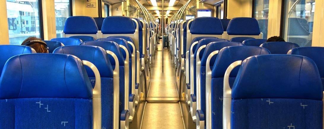 Das Bild zeigt die Innenansicht eines Zugabteils.