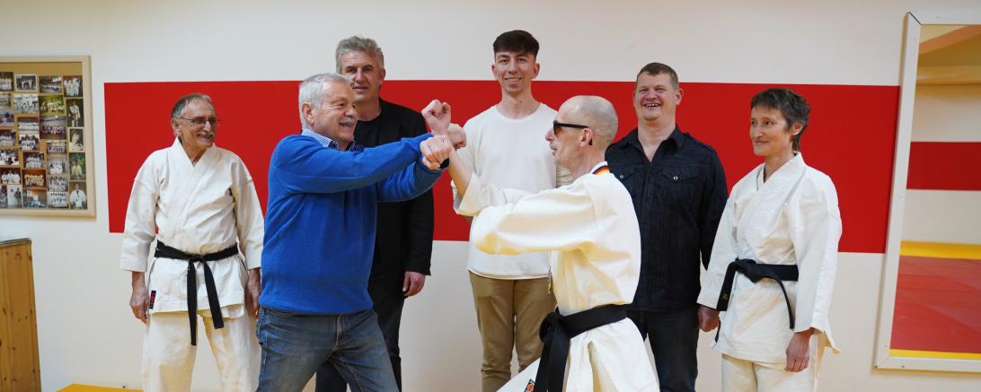 Rene Steinhübel zeigt Sportreferent Roland Schuster eine Technik aus seinem neuen Repertoire.