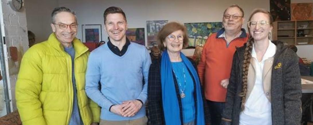 Wolfgang Goschenhofer, Oberbürgermeister David Wittner, die stellvertretende Landrätin Ursula-Kneißl-Eder, Hans-Peter Range und Ehrenamtsbeauftragte Karin Brechenmacher freuen sich über die Eröffnung des zweiten Reparatur-Cafés DONAURIES in Nördlingen. 