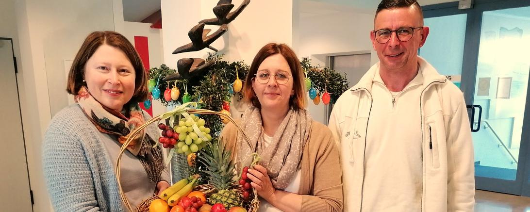 Pünktlich an Gründonnerstag überreichte die Ortsvorsitzende der CSU Rain, Claudia Marb, gemeinsam mit Hubert Ziegelmaier einen gesunden, bunten Obstkorb an alle Pflegekräfte des Seniorenheimes Rain. 