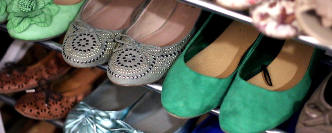 Das Bild zeigt ein Schuhregal mit Damenschuhen 