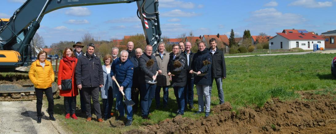 Das Bild zeigt den Spatenstich an der DON 9 von Balgheim nach Hohenaltheim