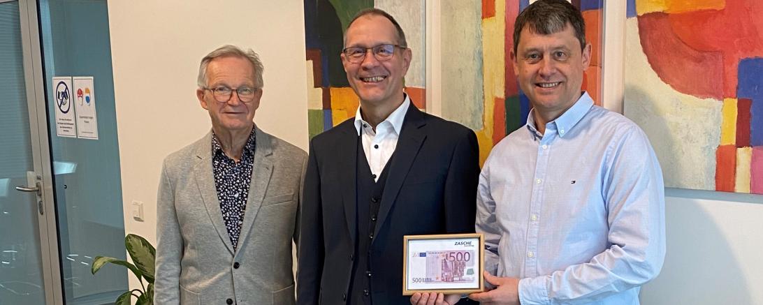Ulrich Seidel ( 2.Vorsitzender ), Erwin Wagner ( Geschäftsführer Zasche handling ) und Dr. Gerhard Hobelsberger ( 1.Vorsitzender ), bei der Spendenübergabe.