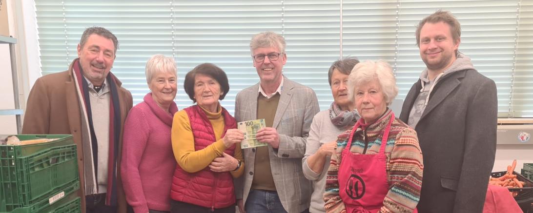 Die Spendenübergabe durch die Gemeinderäte der PWG Freie Wähler Asbach Bäumenheim.
