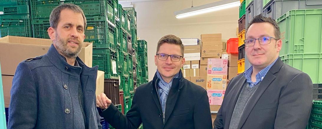 Johannes Beck (Diakonie), Oberbürgermeister David Wittner und Branko Schäpers (Caritas) bei der Spendenübergabe.