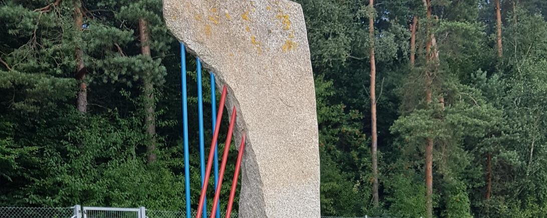 Die Steinharfe von Helmuth Hampel an der Kneipp-Anlage Monheim zum Projekt Kunstwaldbaden.