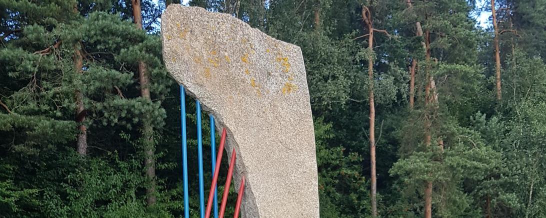 Das Bild zeigt die Steinharfe von Helmuth Hampel an der Monheimer Kneipanlage.