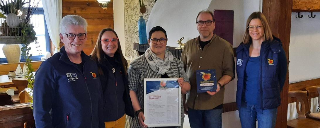 Günther Zwerger (Leitung „Geopark Ries kulinarisch“), Heike Burkhardt (Geschäftsführerin Geopark Ries e. V.), Martina und Andreas Senz, Cornelia Bäuml (Geopark Ries e. V.) bei der Urkundenübergabe.