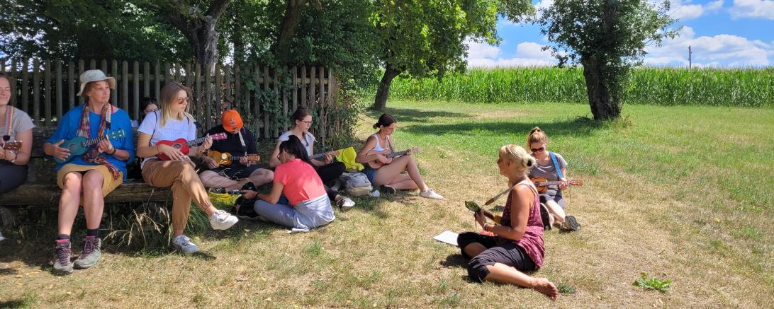Die Ruine in Übersfeld ist einer der schönen Plätze wo bei der Uke-Wanderung musiziert wird.