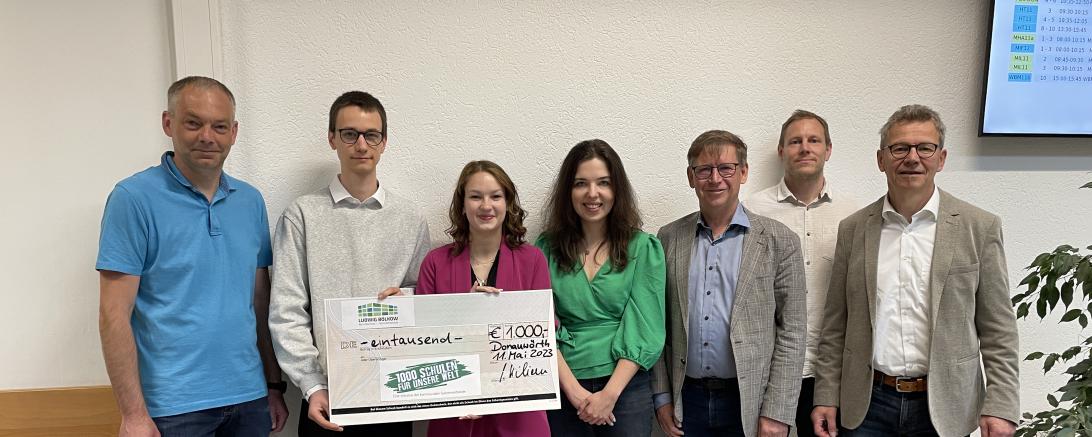 Uwe Schmid (Verbindungslehrer), Peter Sattler (stellv. Schülersprecher), Luisa Bandel (Schülersprecherin), Ramona Ruf (LRA Donau-Ries, Entwicklungsarbeit und Internationales), Stefan Rößle (Landrat), Thomas Bamberger (Verbindungslehrer), Gerhard Kilian (Schulleiter)