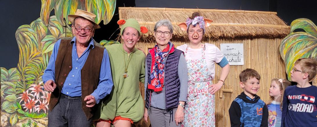 Professor Tibatong, das Urmel und Wutz begeistern im B+ Zentrum. Lena Bernecker (3.v.li.) übergab im Namen des Bücherbasarteams eine Spende.