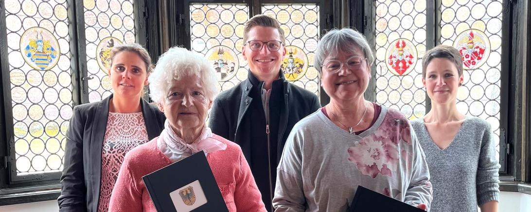 Hauptamtsleiterin Michaela Kleebauer, Pauline Kohler, Oberbürgermeister David Wittner, Dietrun Glatt, Bibliotheksleiterin Kathrin Häffner.