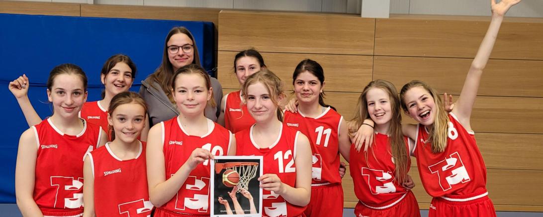 v.l.: Laura Graf, Soraya Tarricone, Maria Düll, Coach Elisabeth Winkler, Sophie Düll, Tessa Thudt, Anouk Kohlhase, Meret Geinitz, Lotte Schneider und Pauline Frank.