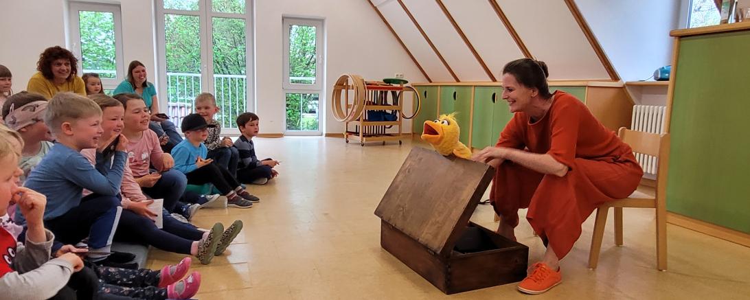 Geschichtenerzählerin Ulrikde Mommendey zu Gast im Kindergarten in Daiting.