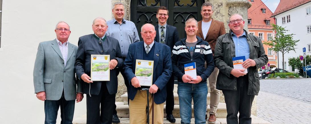 v.l.: Obmann Friedrich Bschor, Tobias Böhnle, Friedrich Schneider, Stefan Karl, Karl Neher. Hinten von links: Jürgen Landgraf (Leiter Sachgebiet Ordnungswesen und Einwohnerwesen), Oberbürgermeister David Wittner, Ortssprecher Jürgen Sieber.