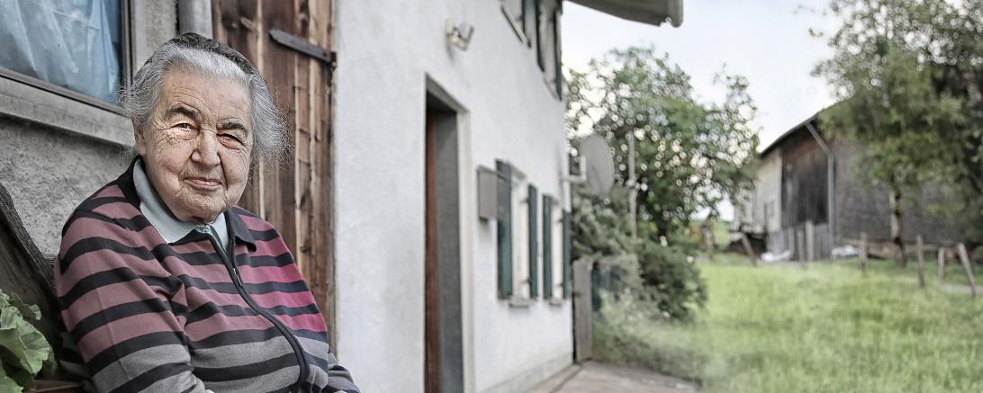 70 Jahre Bezirk Schwaben: In der Ausstellung „Schwaben gestern - heute - morgen" im Museum KulturLand Ries entdecken Interessierte, wie Fotografen/-innen den Wandel in Schwaben inszeniert haben.