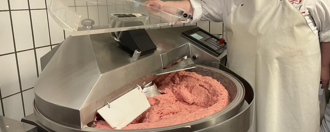 Die Metzgerei Münzinger produziert die Messwürst.