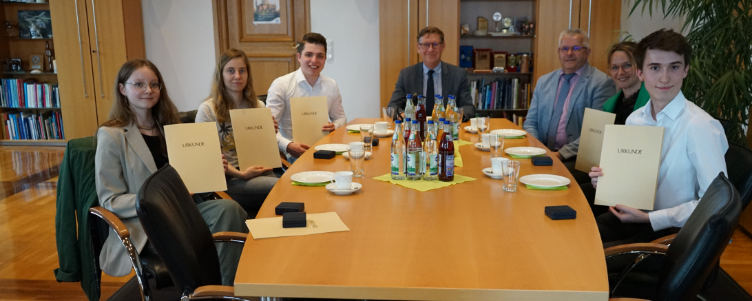 v. l. n. r. Lena Inselmann, Elisabeth Hörmann, David Koch, Landrat Stefan Rößle, Schulleiter Karl Auinger, StRin Stephanie Liesecke und Tim Berber