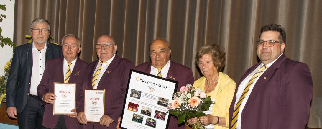 Drei Aktive Sänger wurden für jahrzehntelanges Singen geehrt (v. links): Kreischorleiter Peter Müller, Edwin Mareis (50 Jahre), Josef Langer (60 Jahre), Chorleiter und Ehrenmitglied Heinrich Speer (70 Jahre), Helga Speer, 1. Vorstand Christian Hornung 