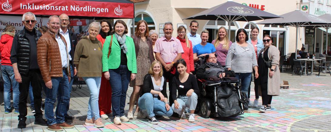 Das Bild zeigt die OrganisatorInnen der ARGE OBA zusammen mit VertreterInnen des Inklusionsrates, des Stadtrates, des Kreistages und der beteiligten Träger.