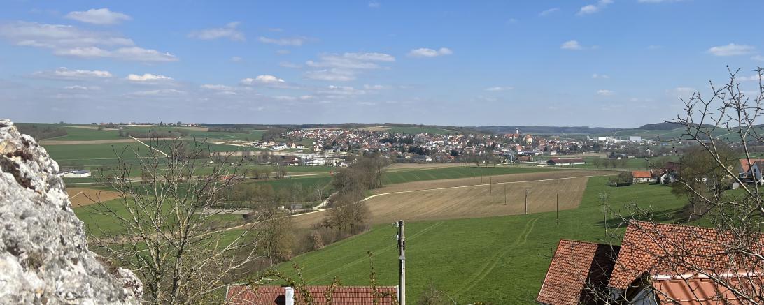 Einen wunderbaren Blick nach Bissingen, dorthin wo die Auerquelle sprudelt, hat man von Hochstein aus.